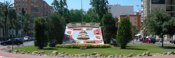 El escudo de la ciudad, al final de la Alameda, que era la entrada a la ciudad, desde Murcia, antiguamente.