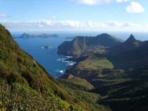 isla-selkirk-mas-a-tierra-al-fondo-se-ve-la-isla-santa-clara