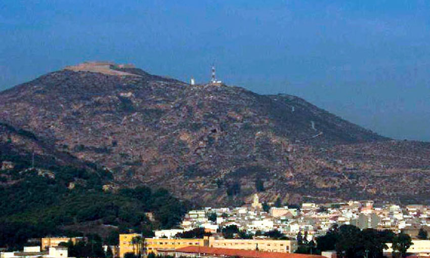 El Barrio de “Quitapellejos” con la Atalaya al fondo.